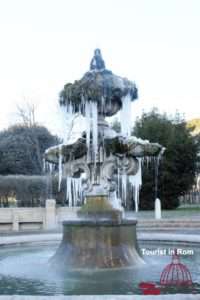 Roma inverno Fontana del giglio ghiacciata a Villa Pamphili