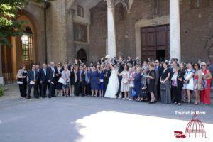 Hochzeitsgesellschaft vor Santa Sabina