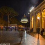 Vatikanische Museen am Abend, Blick auf den Petersdom