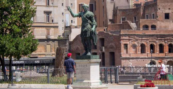 Statue Kaiserforen Kaiser Augustus