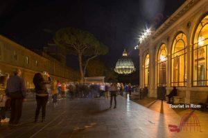 Vatikanische Museen mit Petersdom Kuppel bei Nacht