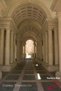 Rom zu Fuß Palazzo Spada Saeulengang des Borromini