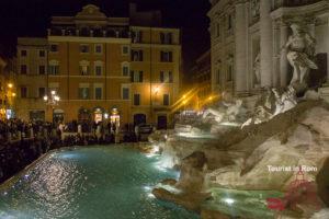 Visitatori alla fontana di Trevi di notte