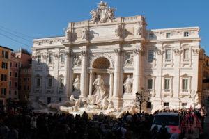 Fontana di Trevi affollata