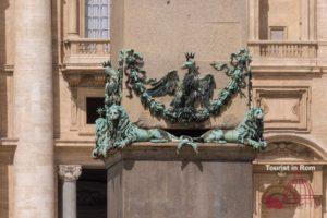 Petersplatz Obelisk Wappen Löwe Adler