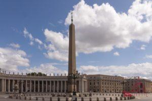 Petersplatz Obelisk und Säulengang