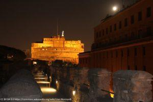 Roma Vaticano Passetto di notte con la luna piena