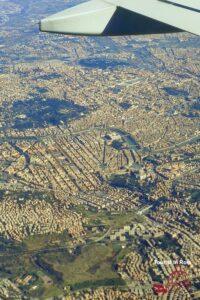 Flughafen Rom Fiumicino Flug ueber Petersdom