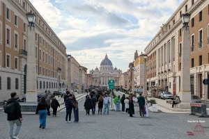 Start of the itinerary in Piazza Pia
