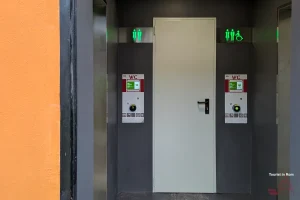Renovierte öffentliche Toilette in Rom Zugangsautomat