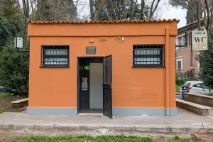 Renovierte öffentliche Toilette in Rom
