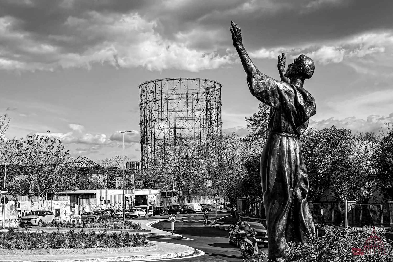 Franziskus-Statue Ponte dell'Industria und Gasometer 4. Oktober Rom Heiliger Franziskus Statue Ponte dell'Industria mit Gasometer