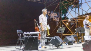 Paolo Fresu spielt Trompete auf der Bühne der Casa del Jazz in Rom bei einem Jazzkonzert