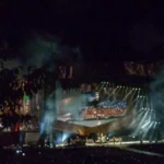 Beleuchtete Konzertbühne im Circo Massimo Rom während einer abendlichen Musikveranstaltung