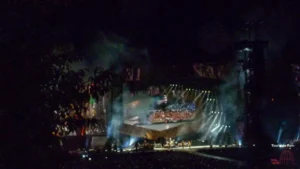 Beleuchtete Konzertbühne im Circo Massimo Rom während einer abendlichen Musikveranstaltung